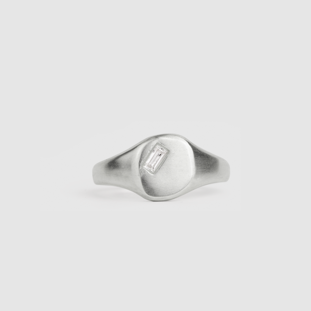 Amal Signet Ring Square (white crystal)